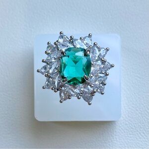 Elegant Silver and Green Gemstone Ring